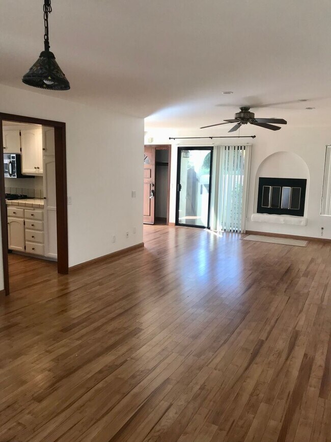 Building Photo - 2-bed 2.5 bath townhome near Tamarack Beach