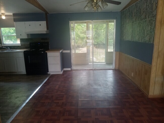 Building Photo - 7566 Peyraud Dr