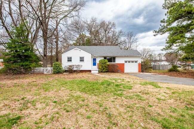 Foto del edificio - Newly remodeled 3/2 with garage and fenced...