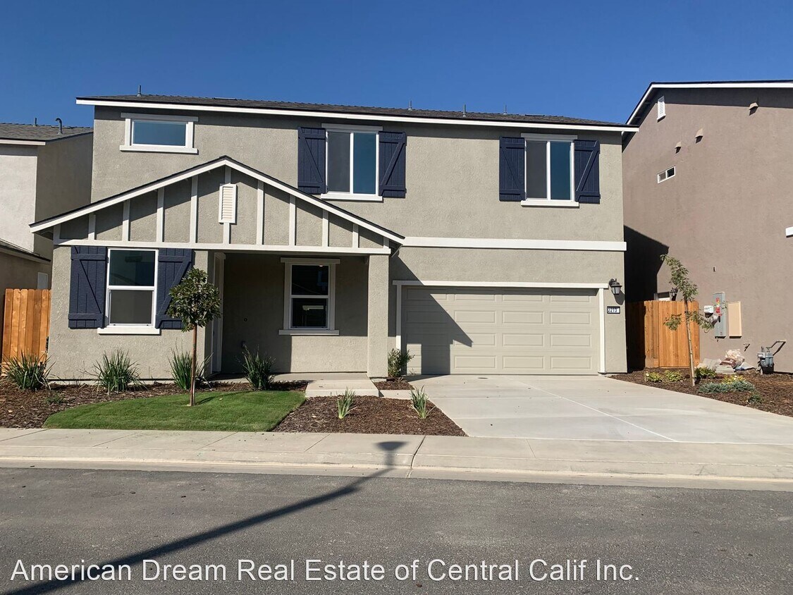 3 br, 2.5 bath House 2213 S Aubree St House Rental in Visalia, CA