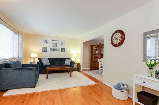 Building Photo - 4992 Swinton Dr