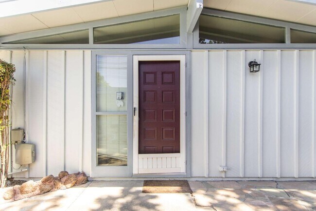 Foto del edificio - 18720 Tilson Ave