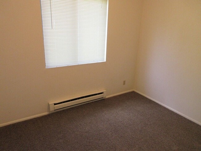 Building Photo - 2 bedroom, 1.5 bathroom, 2 Story Apartment in the Heart of Town