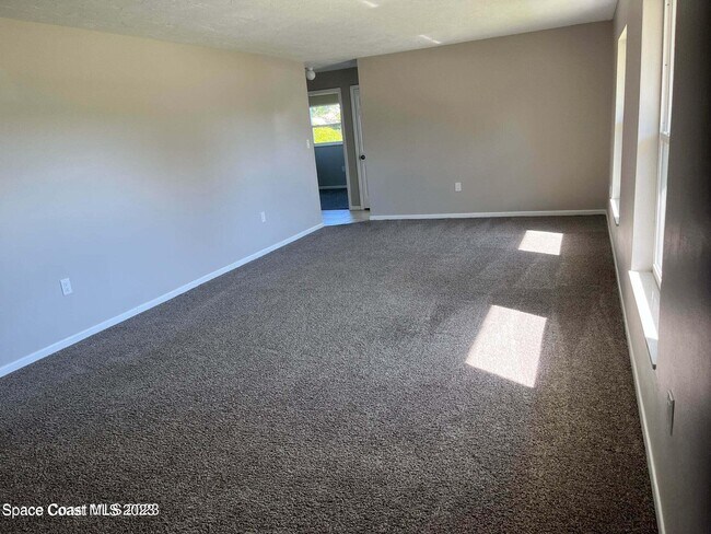 Foto del edificio - 2170 Emerald Ct