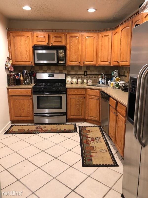 Building Photo - 2 br, 2.5 bath Townhome - 13 BRIGHTON WAY