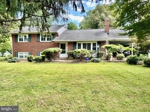 Building Photo - 1415 Mayflower Dr