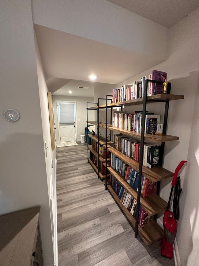 Foto del edificio - FULLY FURNISHED like-new Townhouse w/ Garage