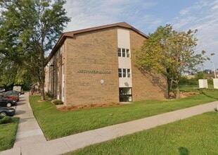 Building Photo - 205 40th St Dr SE