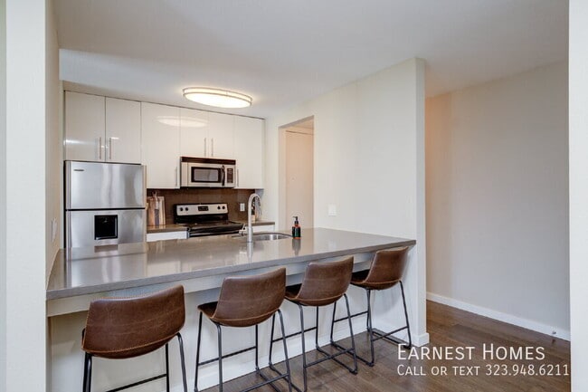 Building Photo - 141 S Clark Dr