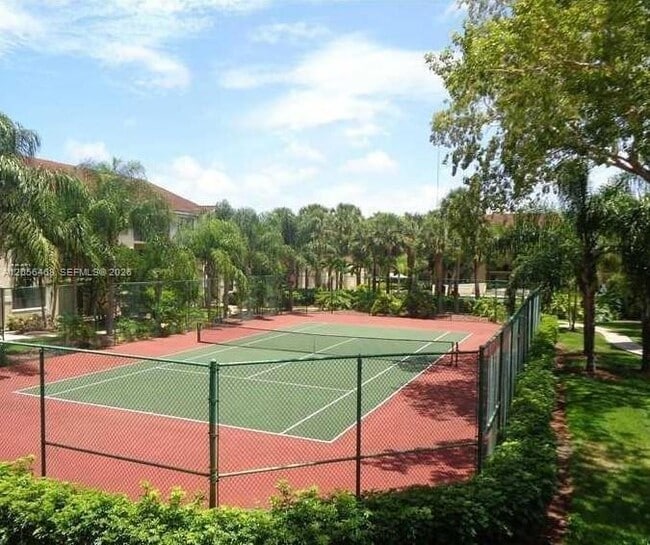 Foto del edificio - 570 S Park Rd