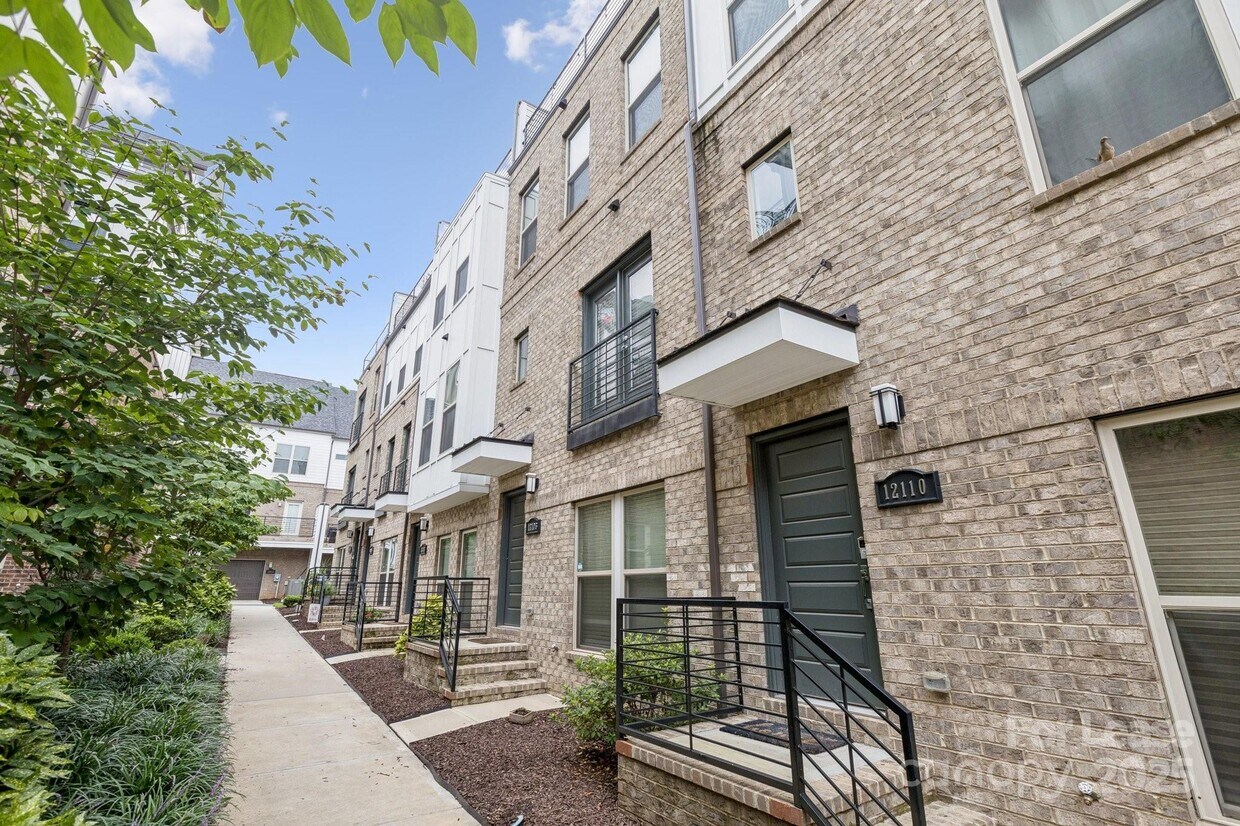 Foto principal - 12106 Brooklyn Ave