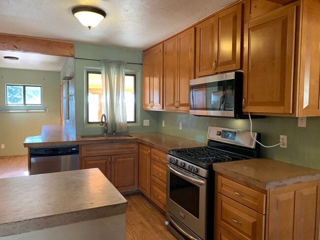 Building Photo - Splendid 4 Bedroom, 1.5 Bath Home Near Kirtland AFB! Available Now!