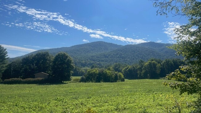 Foto del edificio - 3883 Holders Grove Rd