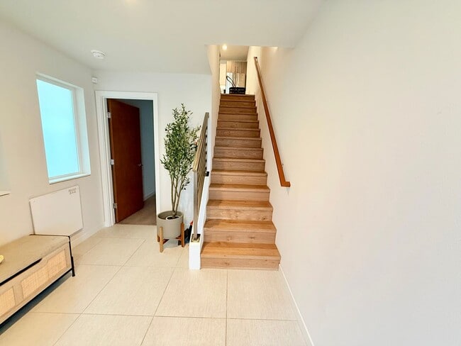 Building Photo - First Hill/Cherry Hill Townhome