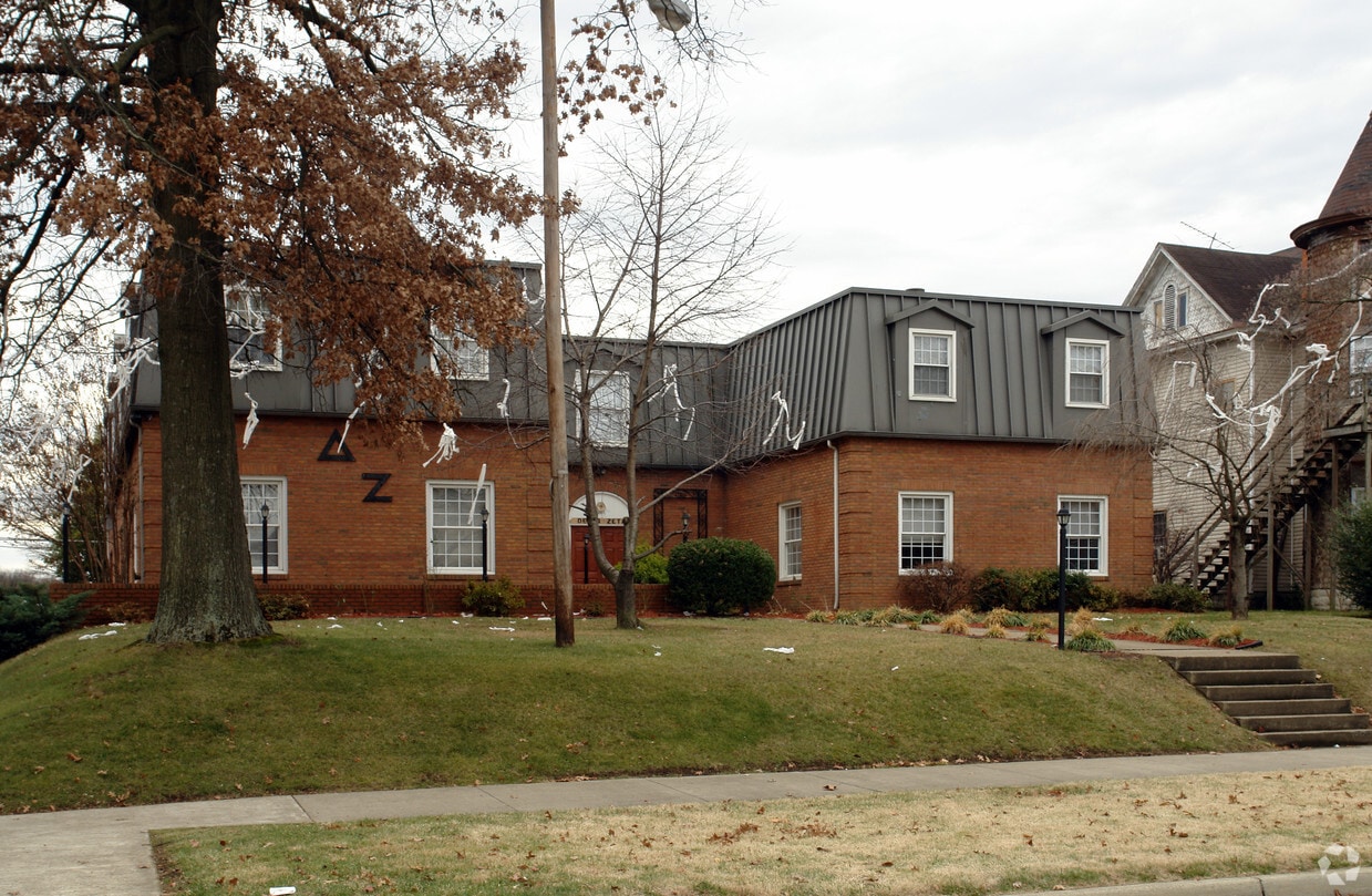Delta Zeta Apartments at 1695 6th Ave Huntington, WV