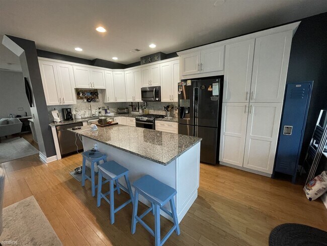Building Photo - 2 br, 2.5 bath Townhome - 5126 E Liberty P...
