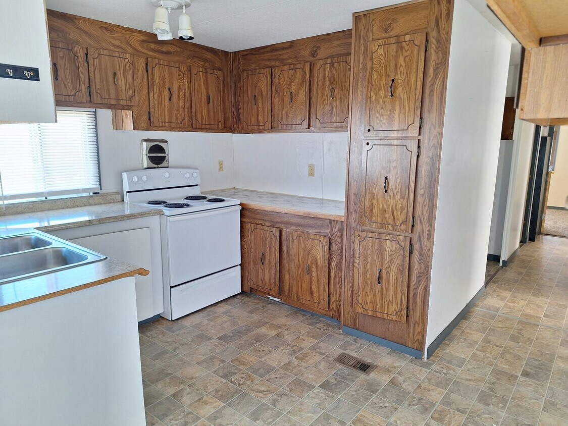 Foto principal - 4 bed 2 bath