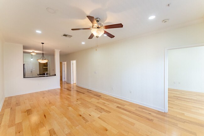 Building Photo - Spacious High-End 3b/2ba Condo with Stunning Balcony Views & Rooftop Pool!  Blocks from UT!