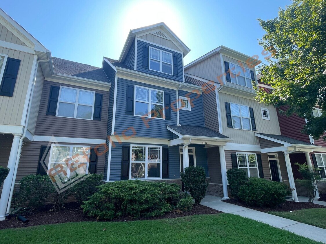 Foto principal - Great Location! 3 Story, 3 Bedrooms, 3.5 B...