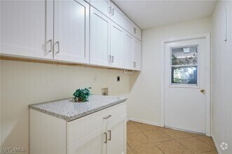 Building Photo - 233 SW 44th Terrace