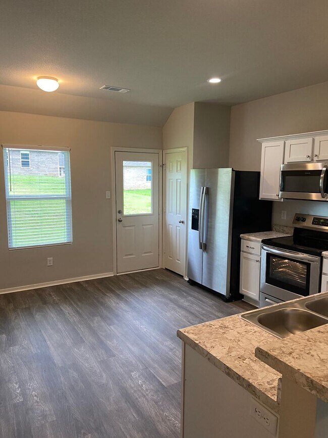 Foto del edificio - *Pre-leasing* Three Bedroom | Two Bath Hom...