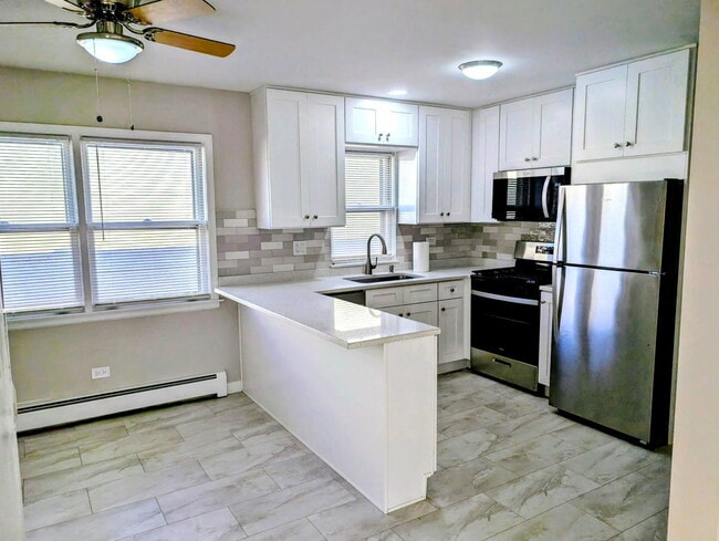 Building Photo - 5916 W Montrose Ave