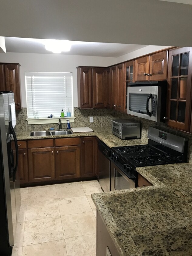 Large kitchen - 488 Burlington Road Northeast