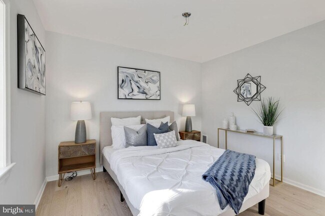 Foto del edificio - Gorgeous 2 Bedroom 2.5 Bath in Chevy Chase