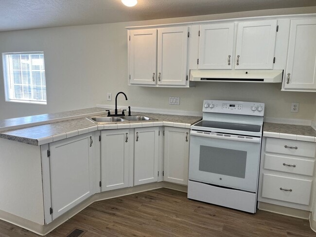 Building Photo - ***2 BEDROOM/1 BATH - CORNER LOT - CORDES LAKES***