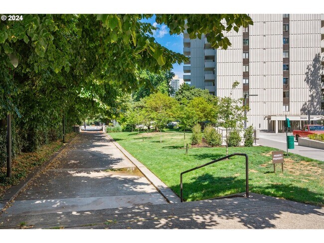 Building Photo - 2211 SW 1st Ave