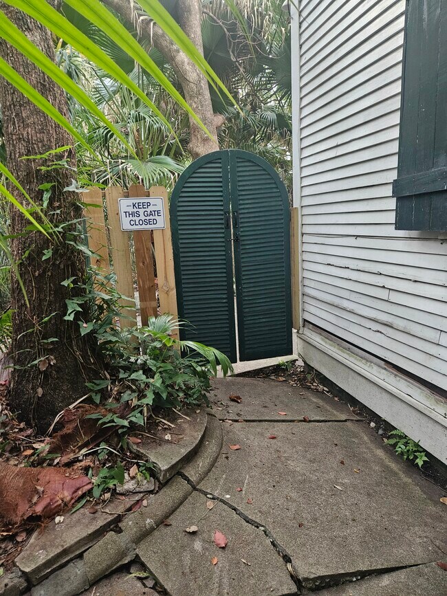 Puerta que conduce al patio trasero. - 2326 Esplanade Ave