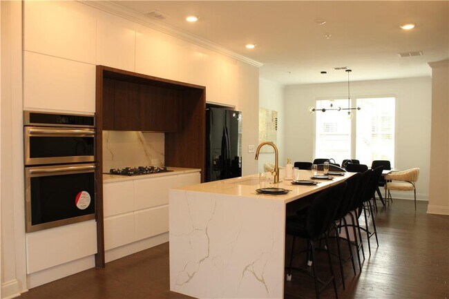 Foto del edificio - 6641 Beacon Dr