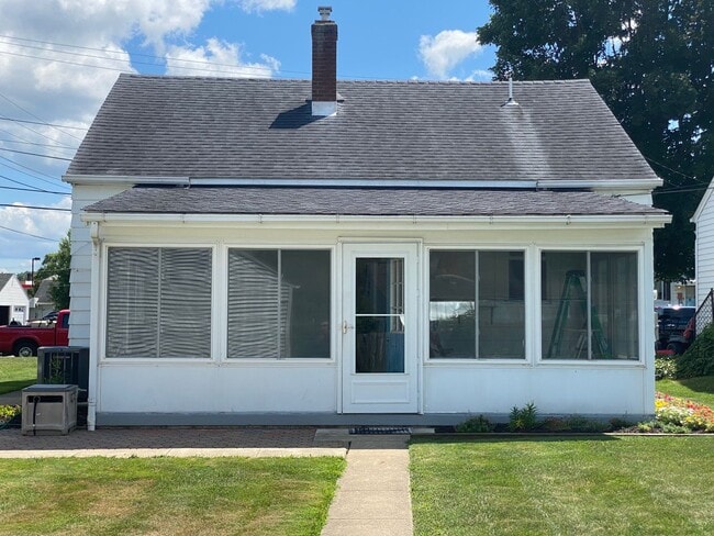 Building Photo - 2 bedroom and 2 bath house for rent