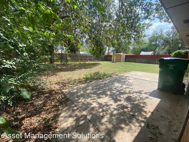 Foto del edificio - 5 br, 2 bath House - 624 Woodland Way