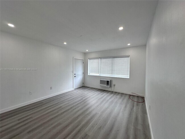 Building Photo - 215 Zamora Ave