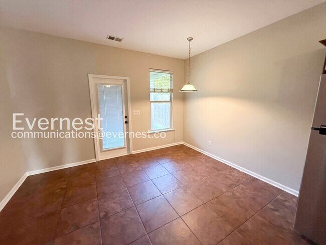 Building Photo - 1136 Washington Dr