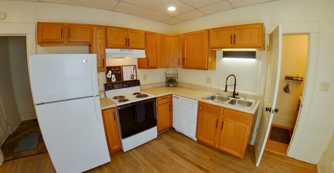 Building Photo - 3D Tour Available - 2 BLOCKS TO CAMPUS or AGGIEVILLE + Two Sets of Washers & Dryers + Two Kitchen...