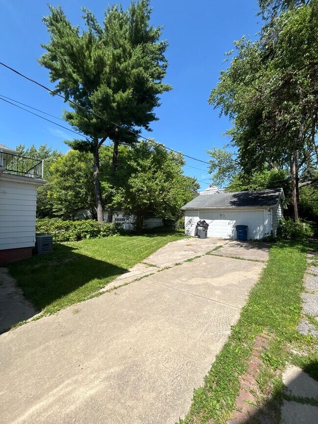Building Photo - Spacious 3 Bedroom with Detached Garage Lo...