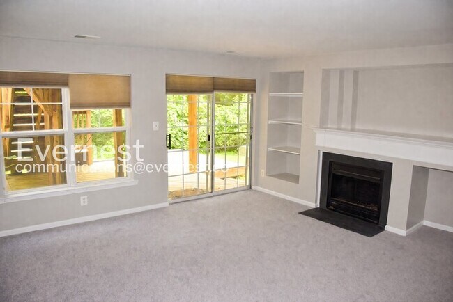 Foto del edificio - 3 Bed, 2.5 Bath Townhome with Modern Amenities / Available Soon!