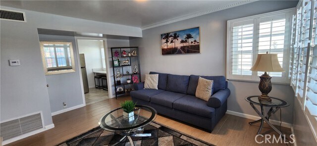 Foto del edificio - 8701 S Van Ness Ave