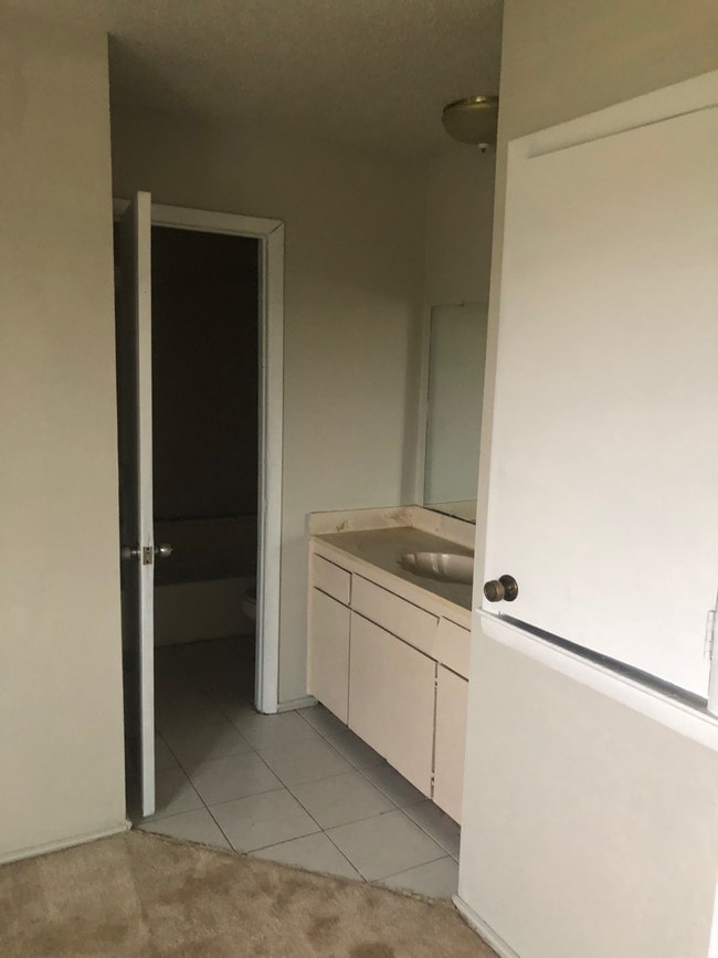 Building Photo - 4501 Yorkshire Dr