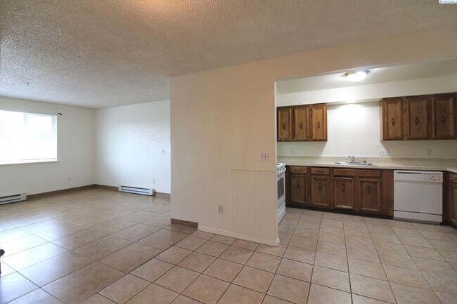 Building Photo - 2 Bed/1 Bath Apartment in Central Kennewick