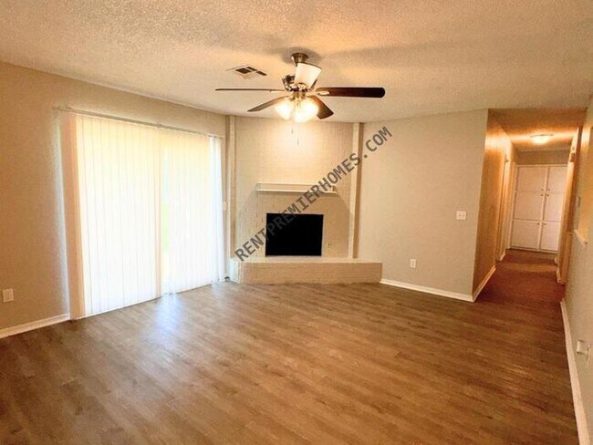 Foto del edificio - 8741 Hillridge Dr