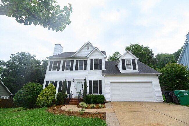 Foto del edificio - Wonderful and Spacious 3 bedroom home 2.5 bath in High Point with 2 car garage and large fenced-i...