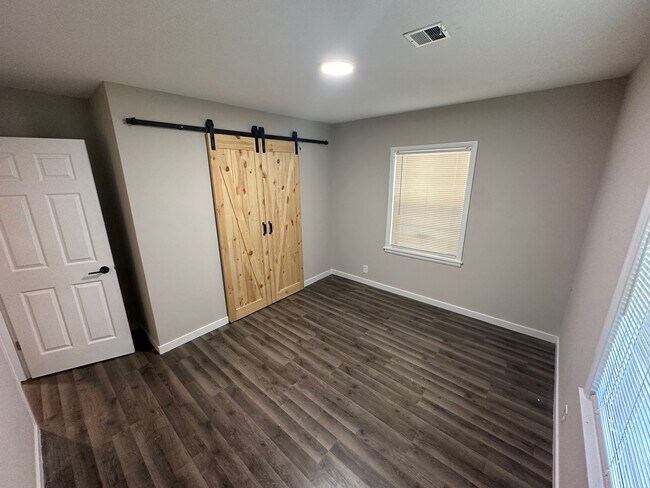 Foto del edificio - 6253 N Jacksonville Dr