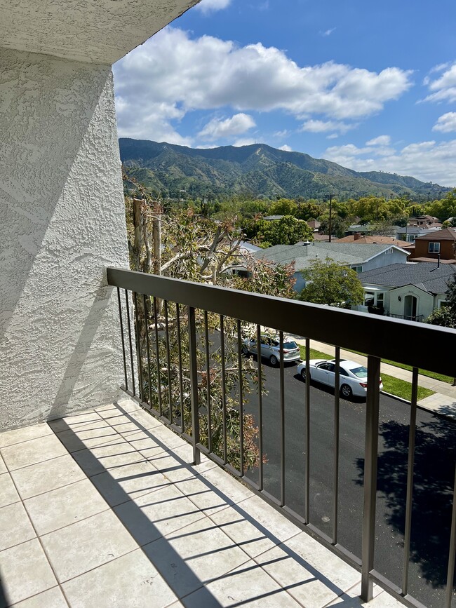 Foto del edificio - 635 E Elmwood Ave