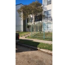 Building Photo - 2818 S Bartell Dr