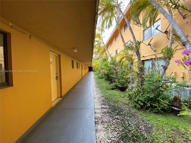 Foto del edificio - 170 Royal Palm Rd