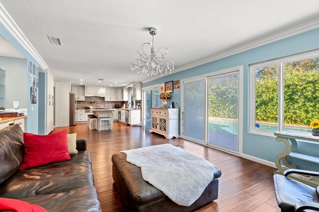 Foto del edificio - Spacious 4BR Family Retreat w Private Pool