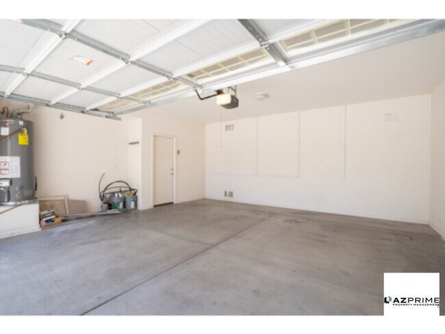 Foto del edificio - Settle into Comfort in this Charming 4/2.5...